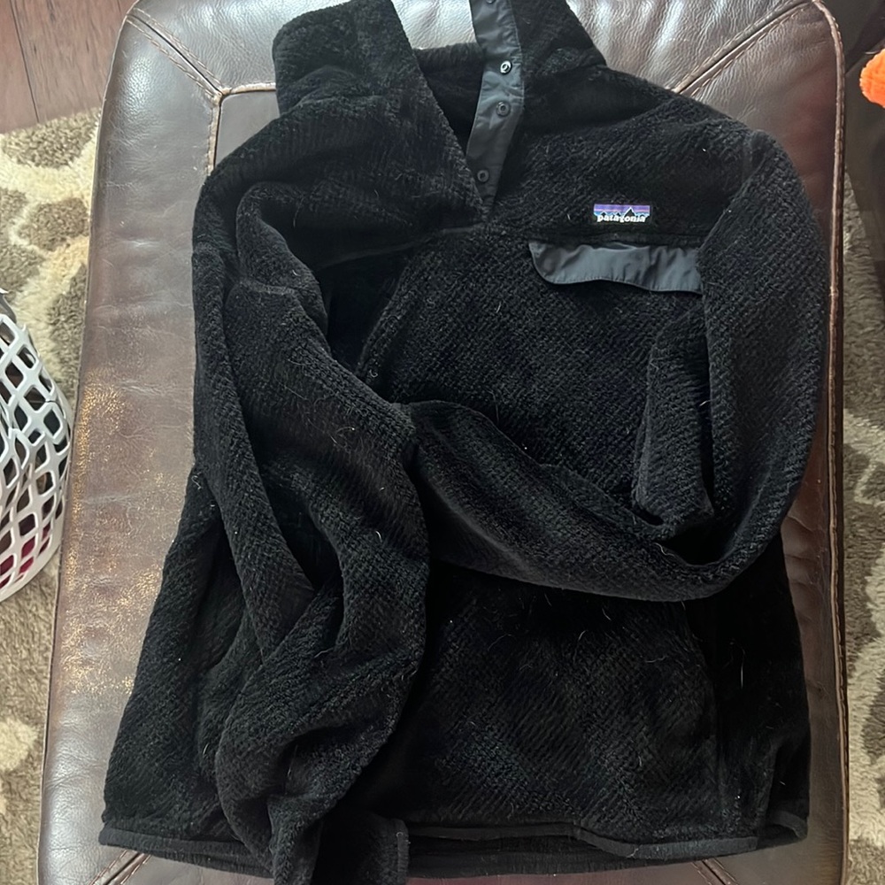 Black Patagonia pullover